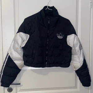Adidas jacka strl S - Säljer denna Adidas dunjacka i storlek S som är köpt från junk yard för 1000kr. Passar även folk i storlek Xs-M! Är i jättebra skick använts ungefär 10 gånger. Har en fläck på sig som går tvättas bort och som ska! Är super skön och varm , men samt inte för varmt att man inte kan ha! Modellen är att den är lite cropad, men ändå inte för kort! 