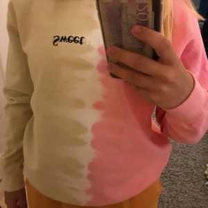 Rosa vit/ beige hoddie från new york - Arians grande tryck och text på baksidan❤️🤍 storlek s i vanliga fall men nu m säljer för ingen användning av den  lite oversized från hennes turné 