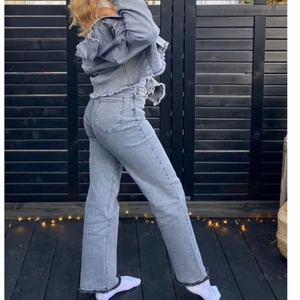 Grå jeans  - jeans från madlady, Använda få gånger så är som nya💗 Nedre delen av jeansen är som på andra bilen (alltså med söm) skriv privat för fler bilder💗 