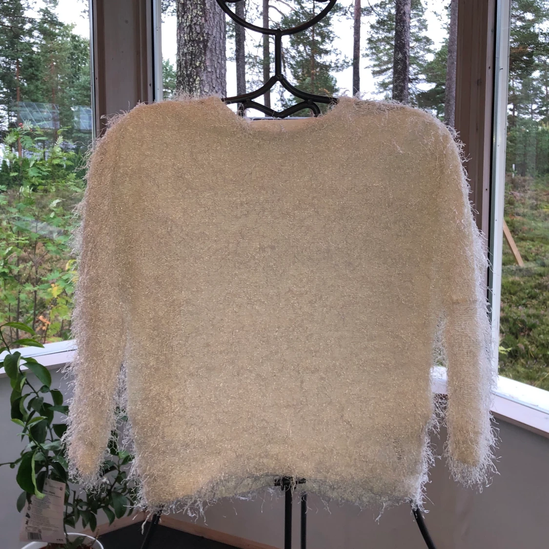 Vit tröja men skimrande inslag - 91