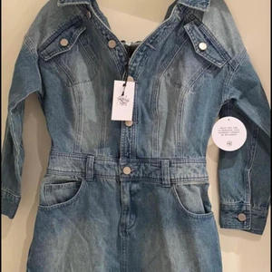 Jeansklänning Rebecca Stella strl 36 - Supersnygg och oanvänd jeansklänning från NLY x Rebecca Stella. Storlek 36, något stretchig i tyget. 
