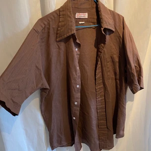 T-shirt skjorta - Oversized på min storlek (S)🥂 Budet ligger nu på 230 kr, köp direkt för 400. Avslutar ikväll 29e kl 20.