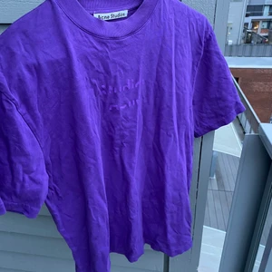Ascool T-shirt.  - Snygg lila t-shirt ifrån acne studios. Använd 1 gång.