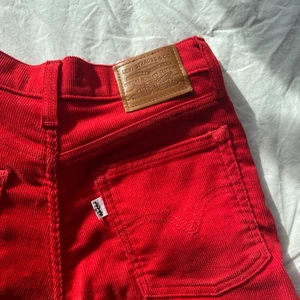 Levi’s Wedgie Straight - Säljer mina coola favoritjeans som tyvärr blivit för små:/ Dom sitter rakt och är lite skrik-röda i färgen, vilket verkligen livar upp outfiten! Manchester och supersköna❤️ W25