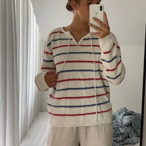 Randig stickad tröja  - Gullig stickad tröja från Emilia, knappt använd 💝 buda i kmt o kontakta mig ifall du undrar ngt!