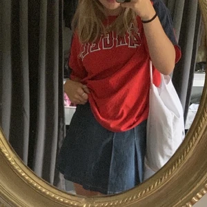 Röd college tröja strl S  - Oversized fit, den passar alla beroende på hur löst man vill ha den. Jag är 160 och den går över rumpan på mig❤️ köpt på beyond retro, säljer för att jag har två likadana med olika siffror på ryggen. 