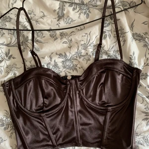 brun topp - jätte snygg brun topp köpt på hm men som har tyvärr aldrig kommit till användning. storlek 40 men passar min vän som brukar ha 34, hur den sitter beror mer på bysten för den är ganska stretchig annars.🤎