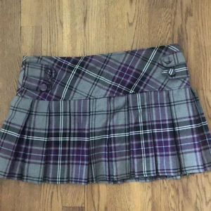 Plisserad minikjol - Jättefin minikjol som tyvärr inte passar mig längre. Köpt i Skottland några år tillbaka men knappt använd. 