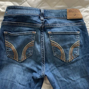 Jeans - Jag säljer dem här supersnygga utslänga jeansen.. Dem är från Hoolister och har storlek w.24 och L.33. Man kan säga att det är storlek S typ. Dem är lågmidjade och är superköna. Skriv i dm om ni vill ha fler bilder eller mer information om jeansen.💞