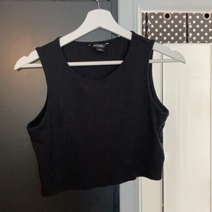Topp Monki - Säljer denna topp som är från Monki då jag tycker den är lite för kort på mig. Den är använd ett fåtal gånger men är i väldigt bra skick. Säljer den för 70 kr + frakt💞