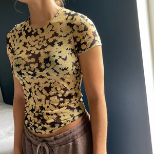 & other stories mesh top eur 34 - Jättefin meshtopp från &otherstories i gul/svart. Storlek 34, men funkar för en 36.