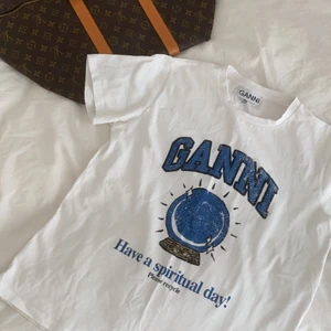 Ganni t-shirt - Säljer min ganni t-shirt som jag köpte 3 månader sen när på plick men har tyvärr ej kommit till användning 💕🦋 köparen betalar valfri frakt! 