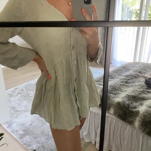 Zara linneklännimg - En klänning från Zara i Linne, den är i stl xs💛💛 Den är i fint skick och inte alls genomskinlig!