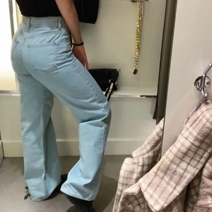Ljusa jeans - Trendiga ljusa jeans från junkyard storlek 24, väldigt sköna och snygga men använder inte så mycket längre 💞 de är uppsydda lite då jag är ca 165 cm och de sitter som på bilderna på mig nu. Möts i Stockholm eller så står köparen för frakten 