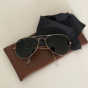 Rayban aviator - Säljer ett par rayban i fint skick! Orginalfodralet har gått sönder tidigare men jag skickar med ett annat i läder (det som är på bilden). Storlek 58 dvs mellanstorleken. 