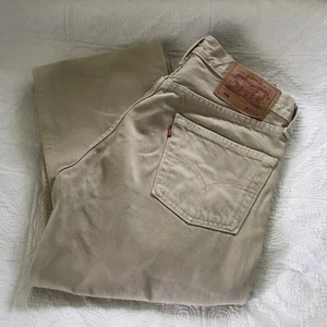 LEVIs 501 beiga jeans - Beiga levis jeans i mycket bra skick! Älskar dom men dom har tyvärr blivit för små för mig. Priset är exklusive frakt🥰 midjemått: ca72cm innerbenlängden: ca82cm