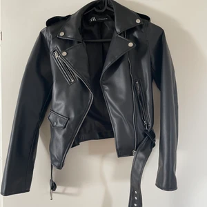 Zara Skinnjacka - Faras populära skinnjacka i storlek S. Mycket bra skick, använd några gånger. Perfekt till hösten🤩. Buda i kommentarerna. Startbud 250kr.