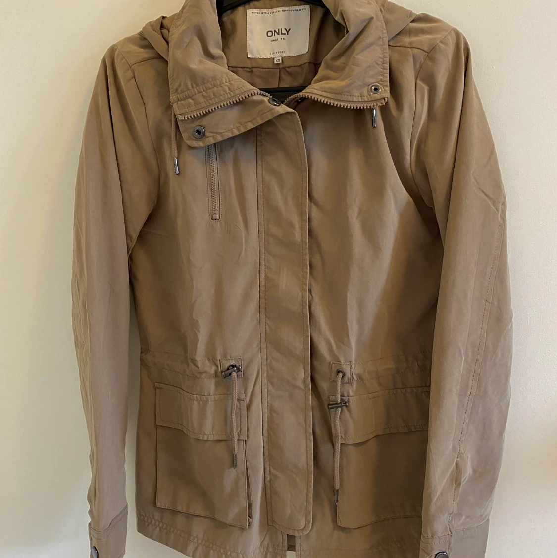 Beige jacka från Only i storlek Xs - 90