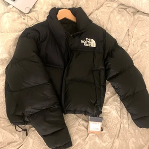 The North Face Nuptse crop jacka strl S - Helt ny Nuptse jacka i S med lappen kvar. Endast testad så den är helt oanvänd. Det går att mötas upp i Norrköping annars står köpare för frakten💖