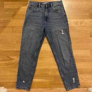 Jag köpte dessa jeans från Leftis och är inte mycket använda.  Jeansen är i storlek 36 och sitter som ett par mom jeans som går ner till anklarna och lite längre ner, för mig som är 160. Vid intresse är det bara att höra av sig!