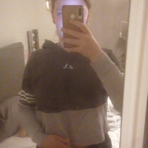 Adidas hoodie  - Från Adidas. Bästwllde på stadium för ca 3 år sen kanske mer. Använd några gånger. Nytvättad. Bra material. För tjat för mig bara därför jag säljer den. 