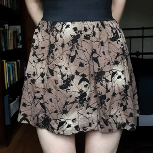 Fin kjol med fåglar och blommor  - Säljer över 200 plagg! 🤩 Stor mängdrabatt när du köper fler saker! 🤑 ✨ Köp 3(+) plagg 15% rabatt. ✨ Köp 5(+) plagg 20% rabatt.  ✨ Köp 10 (+) plagg 25 % rabatt. ✨ Köp 15 (+) plagg 30 % rabatt