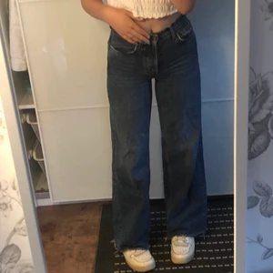 Raka Jeans  - Mörkblå raka jeans från Vera Moda men köpta här på plick! Jätte skönt mattetal å är medelhöga! Strl 26/32❤️ köparen står för frakt 