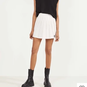 Vit tenniskjol - Vit plisseras tenniskjol från bershka! Använd fåtal gånger