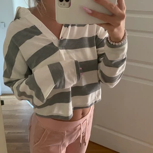 Långärmad tröja  - Såååå fin långärmad (och skön!!) tröja från Gina tricot, passar till allt! 💗💗