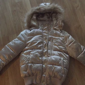 Storlek 38 - Jag har haft dena jackan dom min kusin ville inte ha så jag ville sälja den