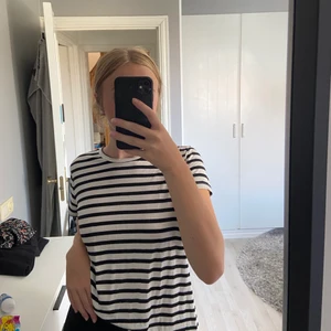 Randig T-shirt - En svart o vit randig tshirt. Storlek L men passar mig bra som vanligtvis har xs/s.