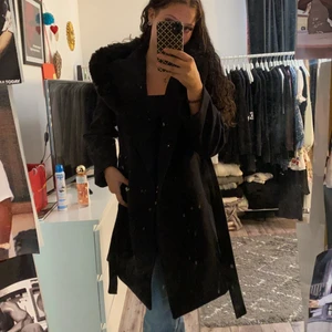 Ullkappa med päls strl s  - Säljer denna jättefina och mysiga ullkappa med päls (fakepäls) i strl s från h&m, jättebra kvalite😍