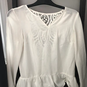 Blus  - Blus från Vila storlek xs! Fin öppning i ryggen! Aldrig använt!!🖤