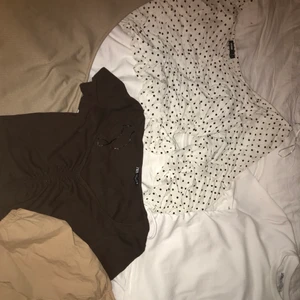 Olika toppar💓💓 - Säljer alla mina toppar i ett paket, dom två till vänster är i stl L dom andra är i stl M. Of shoulder tröjan är använd en gång, allt annat är oanvänt🙌🏼 Frant tillkommer 