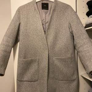 Grå kappa från Zara, köpt förra året. Den är oversize i storleken. Inga defekter. 
