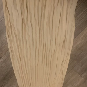 Beige kjol  - Midi kjol från Gina tricot, aldrig använd! Storlek M 