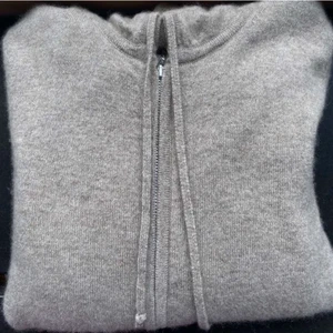 Soft goat zip up hoodie - Interessekoll på min superfina soft goat kofta i 100% cashmere som är i superbra skick då den knappt är använd! Buda eller köp direkt för 1400🥰