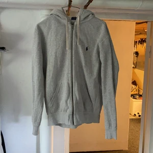 Polo Ralph Lauren zip Hoodie - Poli Ralph Lauren hoodie i bra skick. Använd ca 10 gånger. Storlek M. Pris kan diskuteras