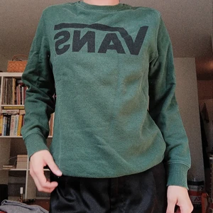 Vans collagetröja strl S  - Collagetröja från VANS i snygg grön färg. Använd men i bra skick, strl S