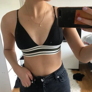 Bikiniöverdel - Bikiniöverdel ifrån h&m, storlek 38 (B75). 40kr + 45kr frakt