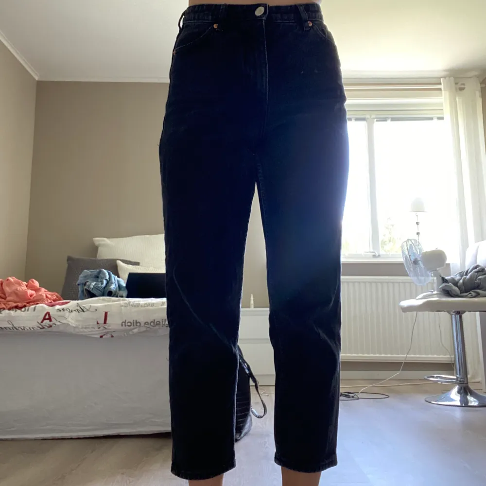 Straight jeans från Monki. Är i jeansstorlek 26 (vilket jag tror är ca XS/S). Säljer pga att de är för små tyvärr. Använda ett fåtal ggr 🖤. Jeans & Byxor.