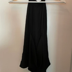 Svart topp från Bikbok, urringad rygg - Fint skick. Storlek M. Djupt urringad rygg.