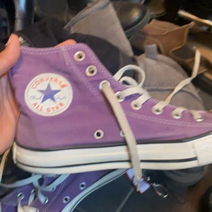 Converse - Skor i bra skick.  Lila färg har en liten skada på ena skon. Samt lite smuts på insidan av skon men syns inte. Därav kan sänka pris . Storlek 39,5. Högsta bud 350kr.