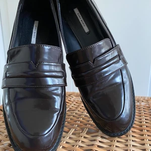 Bruna loafers✨ - Super söta bruna loafers🤎 från Zara då jag köpte den här på Plick. Dem var tyvärr för stora på mig som är storlek 38 1/2. Frakten ingår annars så kan jag mötas i Stockholm✨