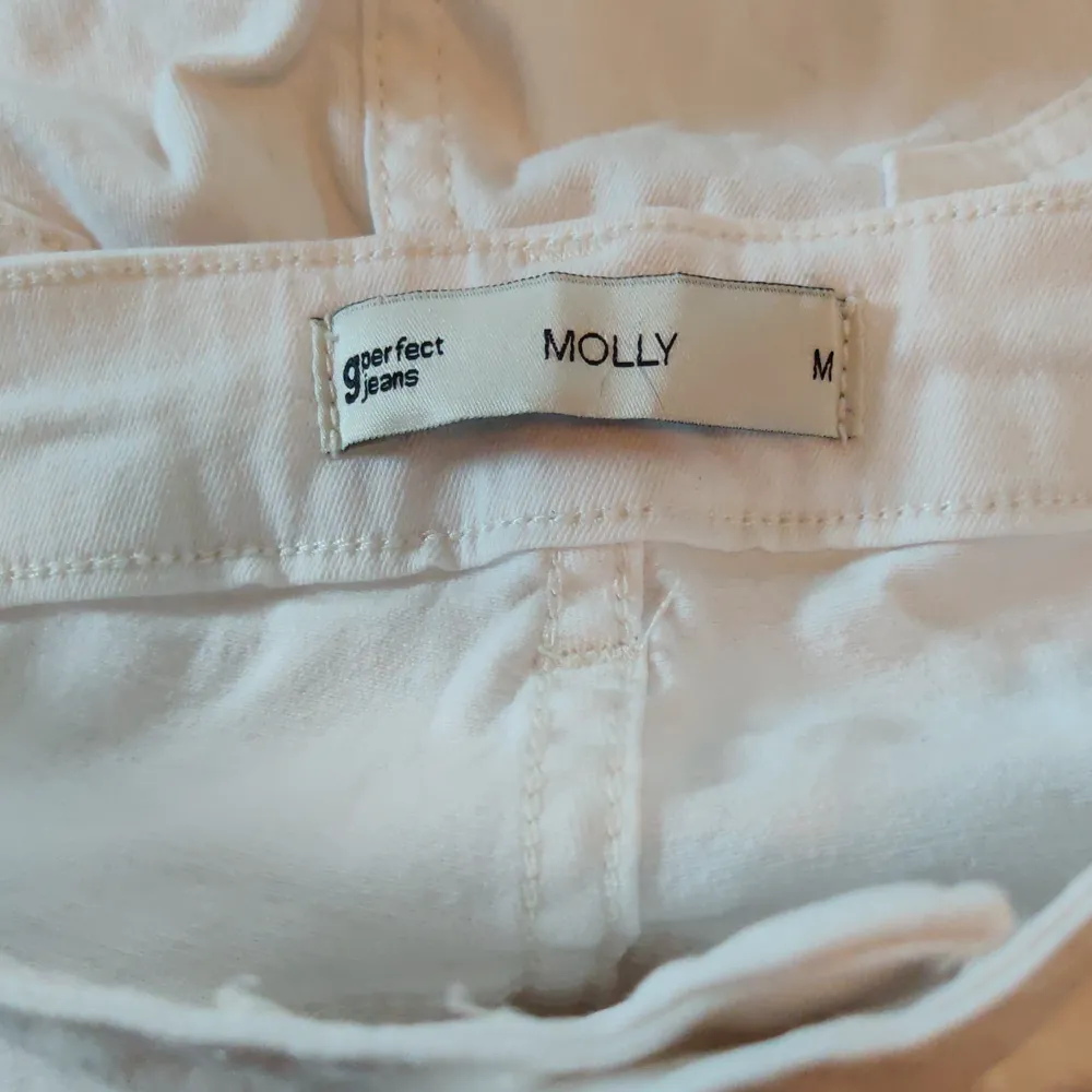 Vita shorts från Gina Tricot i ett stretchig jeansmaterial, storlek M. . Kan mötas i Tibro, Skövde och Hjo och i Töreboda ibland. Kan fraktas mot fraktkostnad, du väljer frakt. . Shorts.