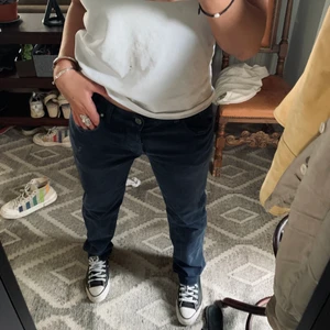 Jeans  - Jätte nice jeans med perfekt passform❣️ dem är mörkblåa vilket gör dem unika och asballa!! 