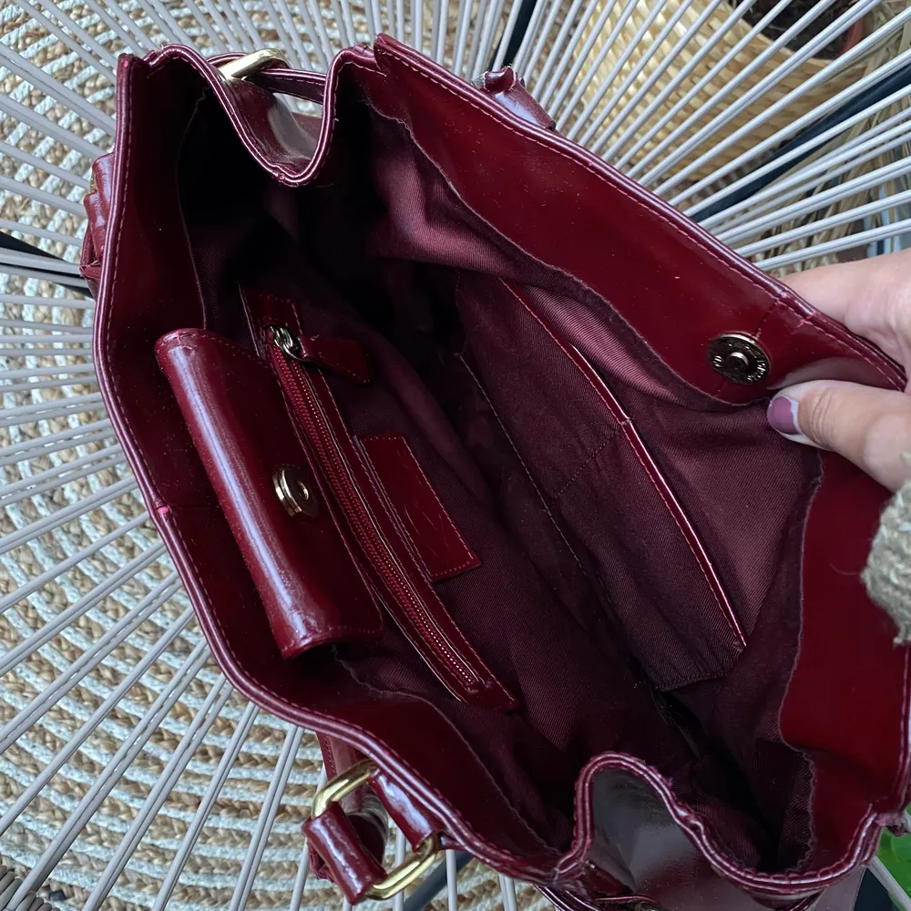 Röd handväska från Rizzo. Beredd: 40 cm. Höjd: 25. Djup: 10 cm. Priset är nedsatt pågrund av defekter/slitningar på ”remen” (se bild). . Accessoarer.
