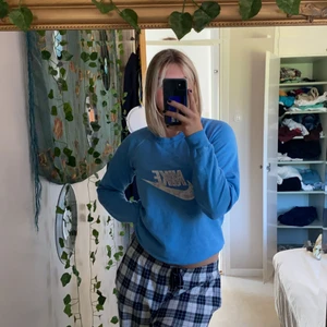 Äkta Nike hoodie från 80/90-talet - Köpt på en dyr antikbutik I Umeå med bara riktiga märken, köptes för 450 kr, bra skick skulle säga stl S så lite liten på mig som är M! Egen betald frakt!!