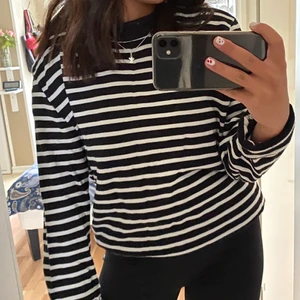 randig tröja  - Säljer denna sweatshirt med svart vita ränder! Storlek M men passar S lika bra💕💕