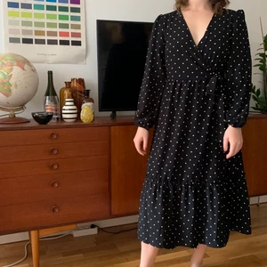 Söt klänning - Fin och skön klänning ifrån Monki med knyte i midjan!